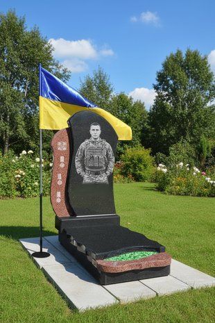 Одинарний гранітний пам&rsquo;ятник на могилу військового комбінований із габро та лезниківського граніту GP-0013 GP-0013 фото